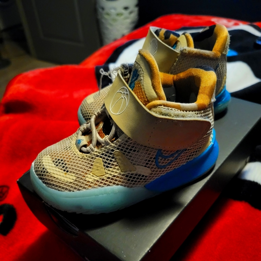 Toddler size 4 sneaker